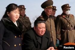 Лидер Северной Кореи Ким Чен Ын и его дочь Ким Чжу Аэ наблюдают за запуском ракет. Фото с таким комментарием опубликовано Центральным новостным агентством Северной Кореи (KCNA) 20 марта 2023 года