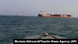 Eýranyň Yslam rewolýusiýa sakçylary güýçleriniň gämisinden düşürilen surat. Arhiw suraty