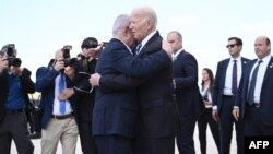 Premierul israelian, Benjamin Netanyahu, îl îmbrățișează pe președintele SUA, Joe Biden, la sosirea acestuia la Tel Aviv. 18 octombrie.