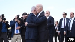 Премьер-министр Израиля Биньямин Нетаньяху встречает президента США Джо Байдена в аэропорту Тель-Авива 18 октября 2023 года. 