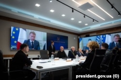 Владимир Зеленский выступает перед участниками "коалиции решиельных"