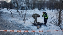 Полицаи оглеждат останките на дрон след руската атака срещу Киев, Украйна. 24 януари 2026 г.