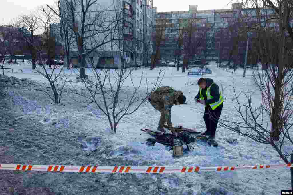 Полицейские осматривают остатки дрона после ночных ударов России, Киев, Украина, 24 января 2026 года. REUTERS/Валентин Огиренко 