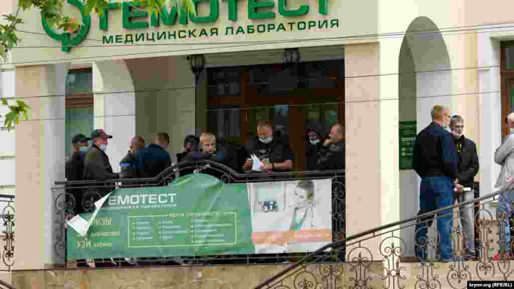 На Київській вулиці відкрилася приватна медична лабораторія. На вході утворилася черга. Багато хто не дотримується відстані в півтора метра