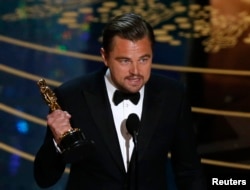  Ди Каприо на церемонията по връчване на премиите „ Оскар “ през 2016 година, когато печели премията си за най-хубава основна мъжка роля 