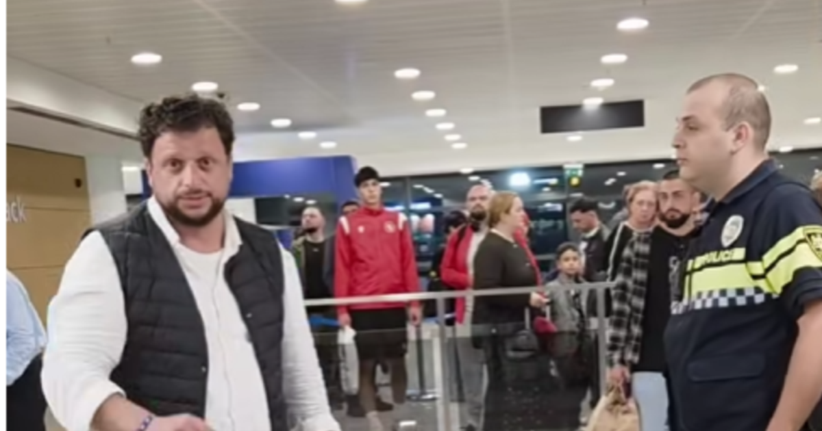 აქტივისტი ნიკა ნარსია თბილისის აეროპორტში დააკავეს - მას ედავებიან „გზის გადაკეტვას“