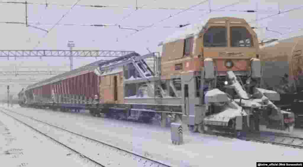 Беларуская чыгунка вывела на расчыстку шляхоў ад сьнегу адмысловыя цягнікі. У Лёзьне спыніўся цягнік, які накіроўваўся з Масквы ў Полацак. Сьцьвярджаюць, што зламаўся цеплавоз.