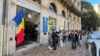 Aproape 330.000 de moldoveni din diaspora au votat la alegerile prezidențiale din 2024, când peste hotare au fost deschise 234 de secții de votare. În imagine coada de la o secție de vot din Italia. 