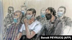 Një skicë gjyqësore tregon Salah Abdeslam duke qëndruar përkrah 13 të pandehurve të tjerë të akuzuar se kanë luajtur role kyçe në sulmet që vrane 130 njerëz në Paris në nëntor 2015.