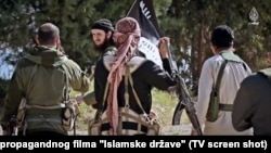 Джихадисты из Балканских стран в кадре пропагандистского видео, опубликованного исламистами 4 июля 2015 года.
