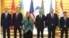 Merkezi Aziýa döwletleriniň wekilleri we ABŞ-nyň Döwlet sekretarynyň Günorta we Merkezi Aziýa işleri boýunça kömekçisiniň orunbasary Elizabet Horst. Türkmenistanyň Daşary işler ministrliginiň web sahypasyndan alnan surat