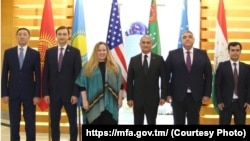Merkezi Aziýa döwletleriniň wekilleri we ABŞ-nyň Döwlet sekretarynyň Günorta we Merkezi Aziýa işleri boýunça kömekçisiniň orunbasary Elizabet Horst. Türkmenistanyň Daşary işler ministrliginiň web sahypasyndan alnan surat