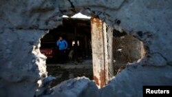 Діра в стіні будинку після обстрілу, Донецьк, 6 листопада