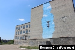 Мурал французького художника Жульєна Маллана на школі №1 у Попасній. На відновленій будівлі символічно залишили слід віл влучання «Граду»