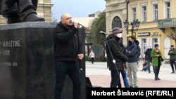 Novinar Daško Milinović na protestu u Novom Sadu nakon napada na njega, 19. april