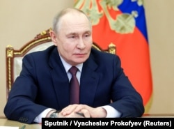 Президент України Володимир Зеленський каже, що не може поїхати на переговори з російським керманичем Володимиром Путіним (на фото) до Москви