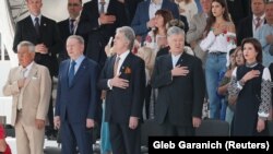 Петро Порошенко (2-й п) був присутній і на офіційному святкуванні і військовому параді