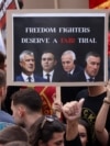 "Luftëtarët e lirisë meritojnë gjykim të drejtë": Qindra studentë protestuan më 21 shtator në Prishtinë kundër aktgjykimit të Gjykatës Speciale ndaj ish-krerëve të UÇK-së: Hashim Thaçit, Kadri Veselit, Jakup Krasniqit dhe Rexhep Selimit.