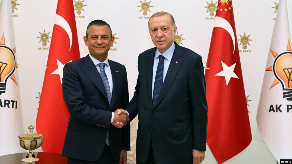 Ərdoğan CHP lideri Özgür Özəli məhkəməyə verib