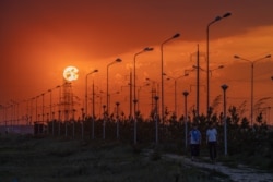 Уличные фонари и столбы линии электропередачи в столице Казахстана. Иллюстративное фото.