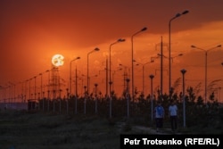 Уличные фонари и столбы линии электропередачи в столице Казахстана. Иллюстративное фото