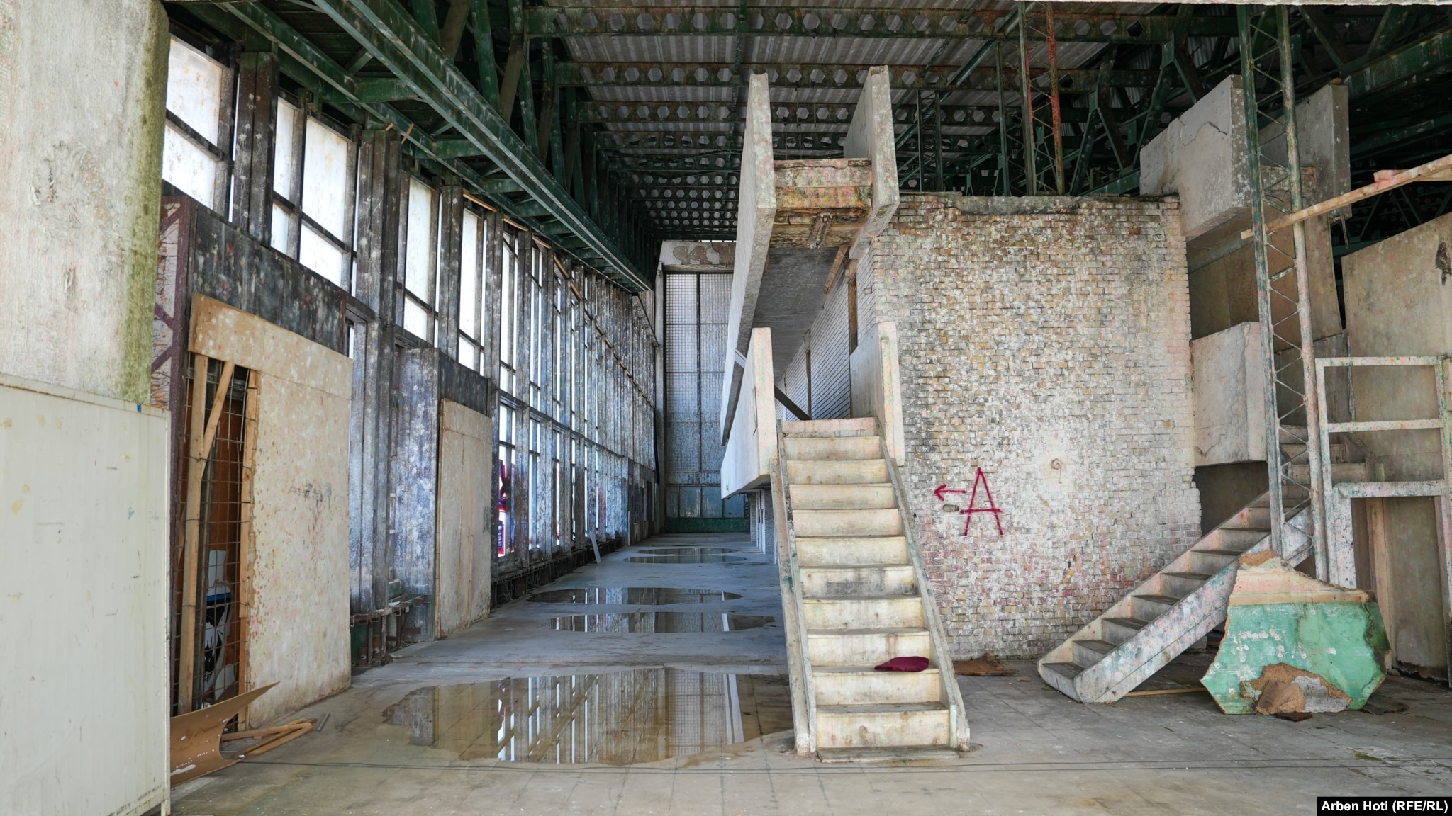 Gjendja brenda Pallatit të Rinisë dhe Sporteve në Prishtinë, ku parashihet të zhvillohen sporte të ndryshme, si hendbolli, futsalli, gjimnastika etj, në Lojërat Mesdhetare 2030.