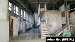 Gjendja brenda Pallatit të Rinisë dhe Sporteve në Prishtinë, ku parashihet të zhvillohen sporte të ndryshme, si hendbolli, futsalli, gjimnastika etj, në Lojërat Mesdhetare 2030.