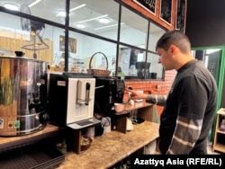Равшан принимает заказ на кофе