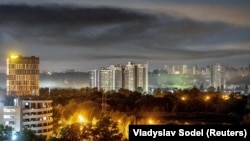 Дым поднимается над городом во время российского удара, Киев, Украина, 1 августа 2026 года