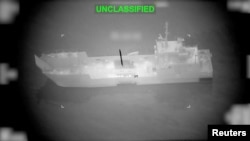 Un proiectil se apropie de ceea ce Comandamentul Central al SUA (CENTCOM) afirmă că este o navă militară iraniană, în timpul unor atacuri care au inclus și nave care pun mine, în apropierea Strâmtorii Ormuz.