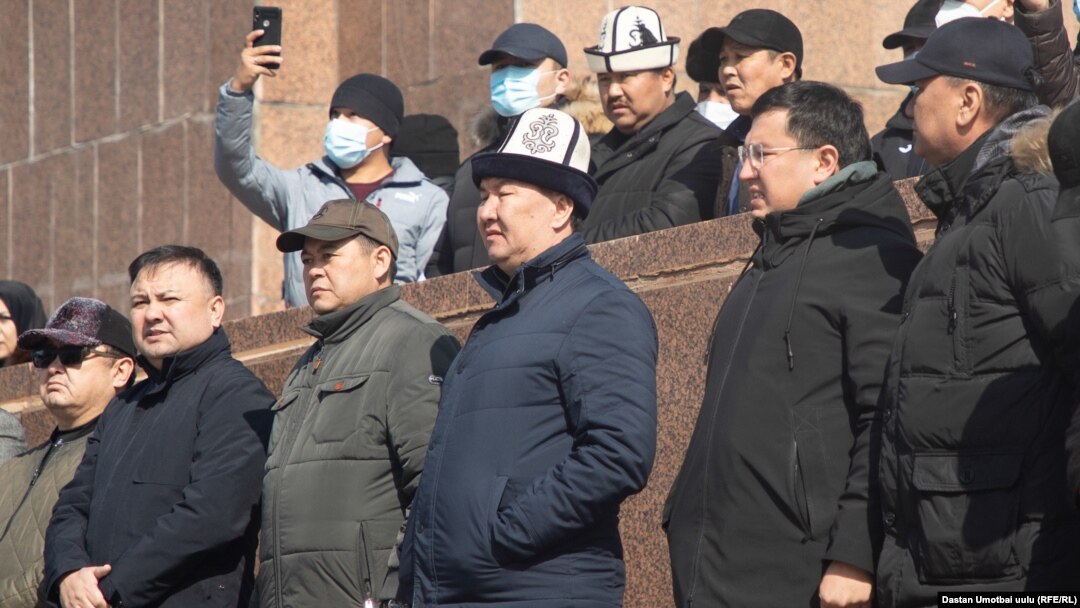 Парламенттин депутаттары Райымбек Матраимовду колдогон митинг учурунда. 28-февраль, 2021-жыл. Ош.