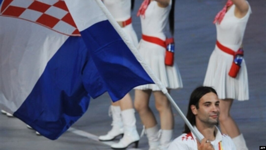 Rukometaš Ivano Balić nosi hrvatsku zastavu na otvaranju Olimpijskih igara u Pekingu.