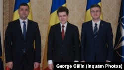 Președintele Nicușor Dan, flancat de noul ministru al Economiei, Irinel Darău (dreapta) și cel al Apărării, Radu Miruță (stânga).