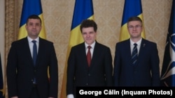 Președintele Nicușor Dan, flancat de noul ministru al Economiei, Irinel Darău (dreapta) și cel al Apărării, Radu Miruță (stânga).