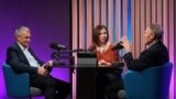 Victoria Coroban, gazda podcastului „Dincolo de știri”, alături de analiștii Nicolae Negru și Igor Boțan, în studioul Europei Libere de la Chișinău.