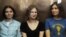 Pussy Riot тобының мүшелері Надежда Толоконникова (оң жақта),  Мария Алехина (ортада) және Екатерина Самуцевич (сол жақта) сотта отыр. Мәскеу, 17 тамыз 2012 жыл.