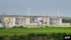 Cele două reactoare de la centrala atomică de la Cernavodă. În prezent, lucrează doar reactorul numărul unu - cel din dreapta.