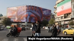 تبلیغات ضدآمریکایی جمهوری اسلامی در میدان انقلاب تهران