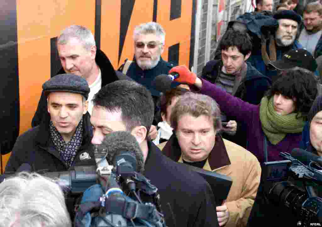 В сопровождении журналистов они отправились в ЦИК