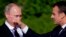 Президент Франції Емманюель Макрон (ліворуч) та російський керівник Володимир Путін, Санкт-Петербург, 24 травня 2018 року