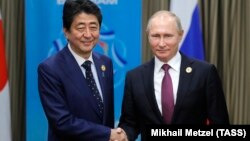 Премьер-министр Японии Синдзо Абэ и президент России Владимир Путин