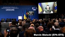 Presidenti ukrainas, Volodymyr Zelensky, duke iu adresuar konferencës për rindërtimin e Ukrainës. Berlin, 25 tetor 2022.