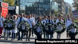 'Tuga i bes': Desetine hiljada ljudi u Novom Sadu godinu dana posle tragedije