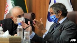 عکسی از نخستین سفر گروسی (راست) به ایران برای مذاکره درباره مسائل هسته‌ای، ۲۵ اوت ۲۰۲۰