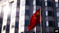 Steagul chinez în fața ambasadei țării la Berlin, marți, 23 aprilie 2024. Un bărbat care lucrează pentru un deputat german în Parlamentul European a fost arestat sub suspiciunea de spionaj pentru China, au declarat procurorii germani. 