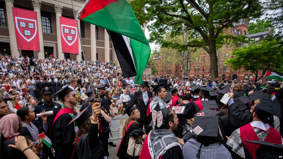 Protesti ispred zgrade Univerziteta Harvard, 23. 5. 2024. 