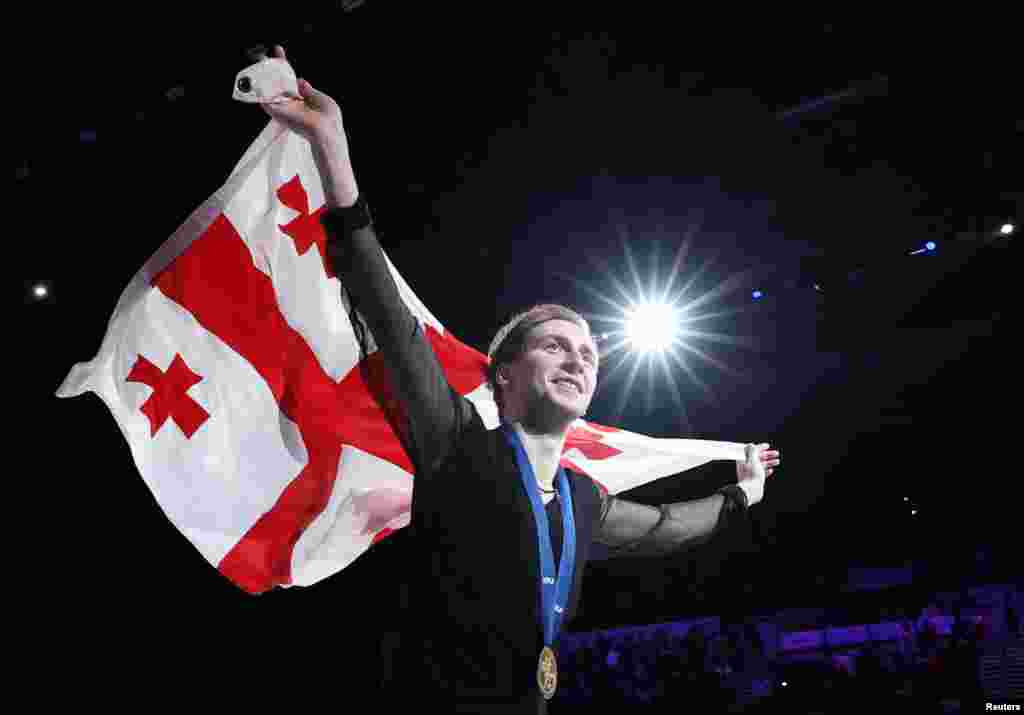 Он выиграл сначала короткую программу, а затем уверенно победил в произвольной.