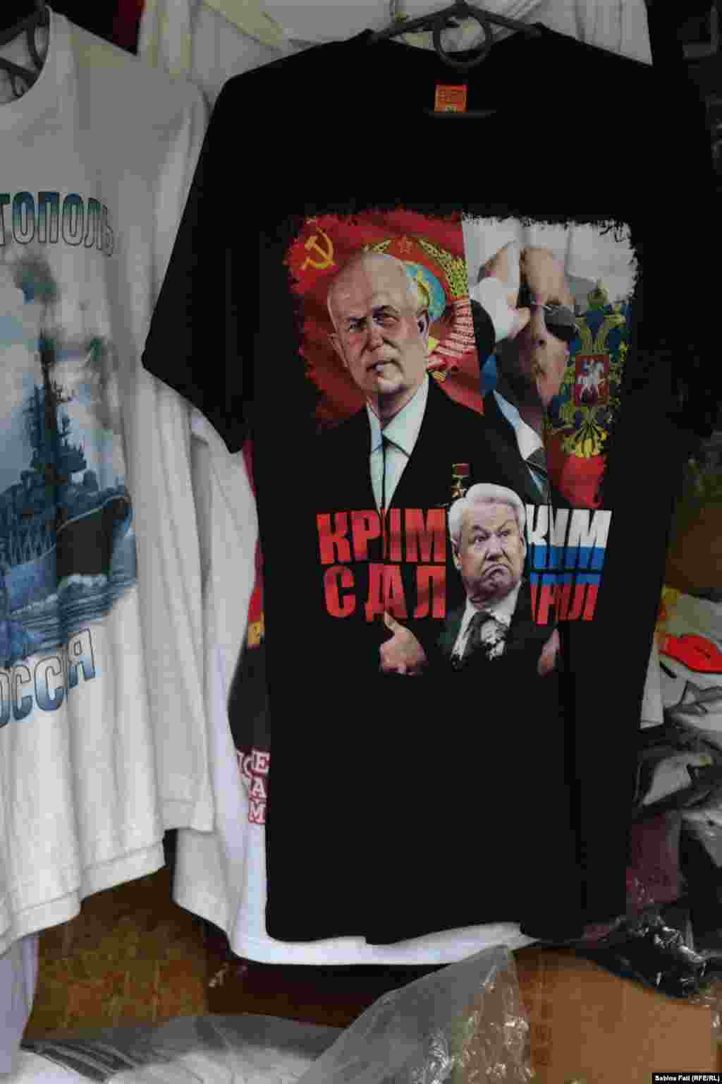 Tricou cu inscripții care sugerează cine a &bdquo;cedat&rdquo; și cine a &bdquo;recuperat&rdquo; Crimeea