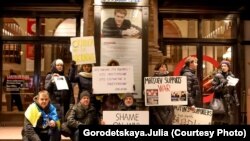 Protest u Njujorku protiv nastupa ruskih umetnika Denisa Macujeva i Igora Butmana, 19. januar 2018.