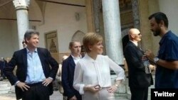 Edward Ferguson i Nicola Sturgeon u haremu Gazi Husrev-begove džamije, Sarajevo, 20. august 2016.